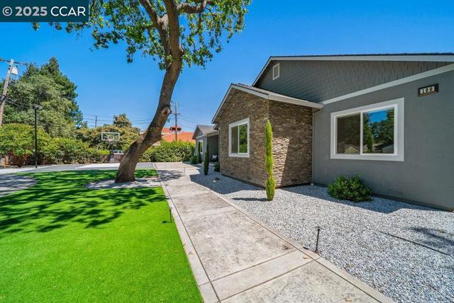 100 Alderwood Rd, Walnut Creek CA: https://media.crmls.org/mediaz/fbfe11e6-8e09-47b3-bbba-22aac551819a.jpg