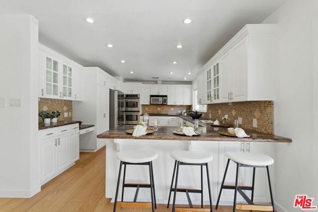 5220 Melvin Avenue, Tarzana CA: https://media.crmls.org/mediaz/fc00ce48-83cf-4aa7-a100-1e4b73b8e2a0.jpg