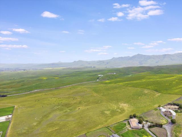 2000 John Smith, Hollister CA: https://media.crmls.org/mediaz/fc013900-4548-42bb-8410-bd868459554d.jpg