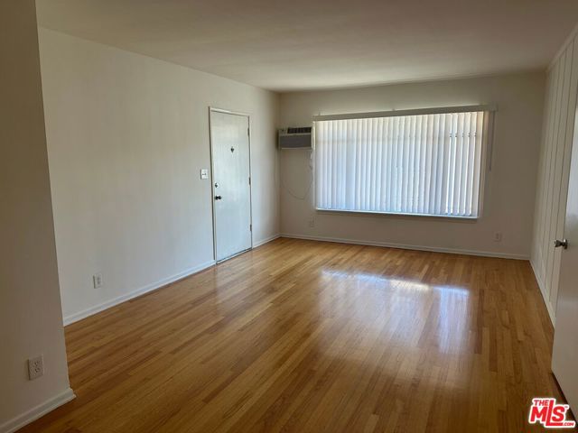 15207 Dickens Street photo 6