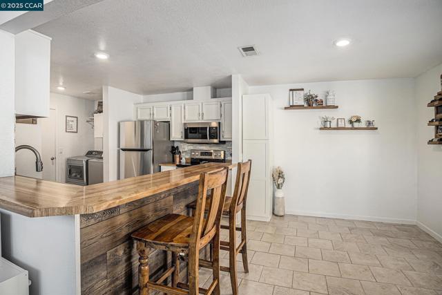 354 Hazelnut Lane, Oakley CA: https://media.crmls.org/mediaz/fc019668-37e9-44fe-bf8a-2b68a1044b81.jpg