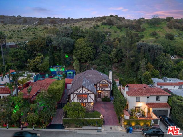 1610 N Beverly Drive, Beverly Hills CA: https://media.crmls.org/mediaz/fc026e1a-8638-4dea-83ad-64a9bf49c72a.jpg