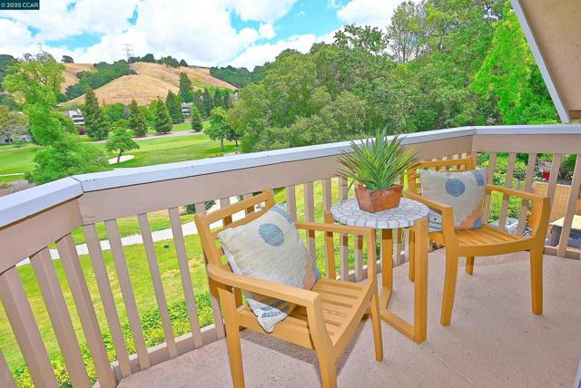 3434 Tice Creek Dr, Walnut Creek CA: https://media.crmls.org/mediaz/fc02e9d1-2f47-4044-bcde-b4cbd20d693b.jpg