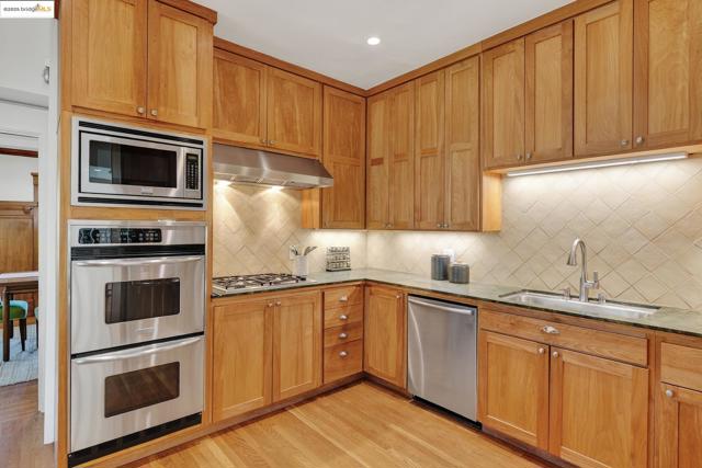 541 Boulevard Way, Piedmont CA: https://media.crmls.org/mediaz/fc03b70a-c8b9-40e5-900c-bac564d39b25.jpg