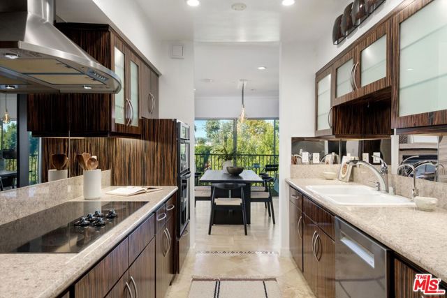 949 N Kings Road, West Hollywood CA: https://media.crmls.org/mediaz/fc03ecce-f0f4-4218-9e17-305c8d667f17.jpg