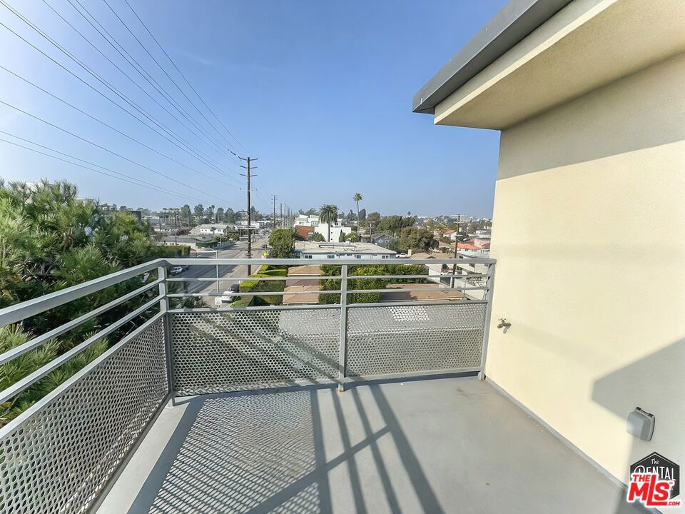 https://media.crmls.org/mediaz/fc040800-3090-467a-b851-ec175a6a34a2.jpg?preset=X-Large