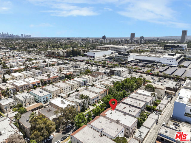 351 N Orange Grove Avenue, Los Angeles CA: https://media.crmls.org/mediaz/fc041a63-08ff-4110-b30f-7d1f896ad29b.jpg