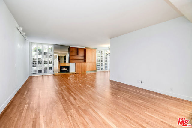 211 S Spalding Drive, Beverly Hills CA: https://media.crmls.org/mediaz/fc048917-89e3-4df2-8b70-10e21d1de8fe.jpg