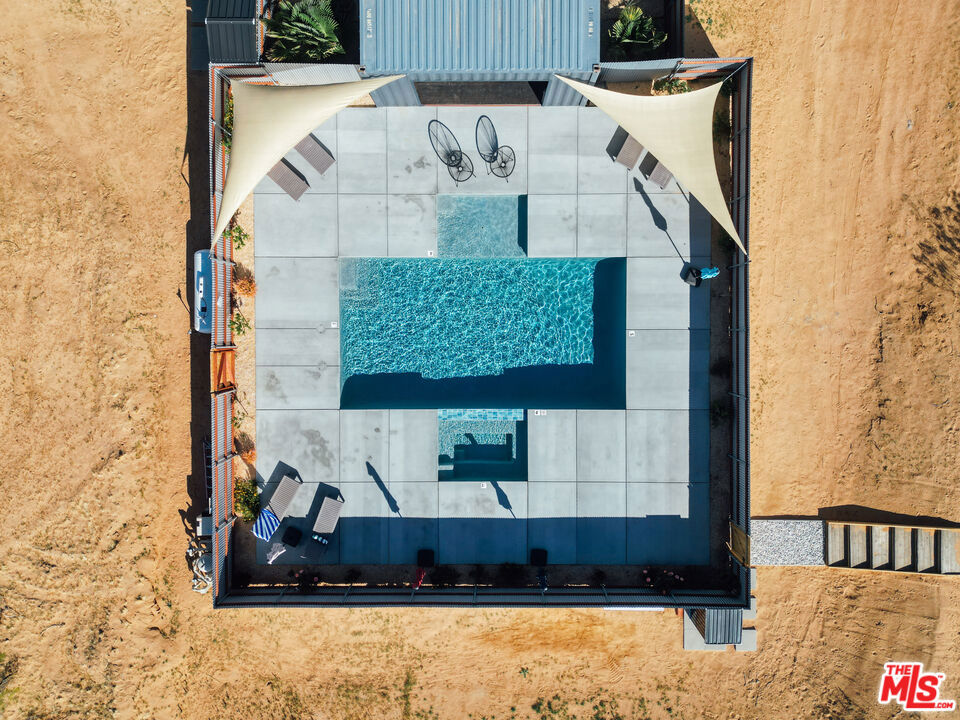 https://media.crmls.org/mediaz/fc052318-bcb3-44b1-9e9f-879c62e4f5da.jpg?preset=X-Large