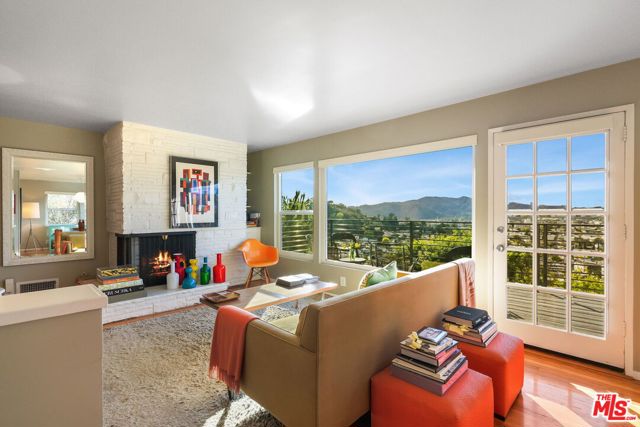 1313 Corona Drive, Glendale CA: https://media.crmls.org/mediaz/fc057835-1b3c-4519-aa27-130950e6ce10.jpg