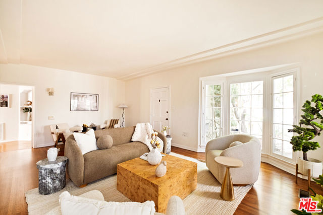 363 S Doheny Drive, Beverly Hills CA: https://media.crmls.org/mediaz/fc05ba71-b31a-48e8-b865-62e06c25b423.jpg