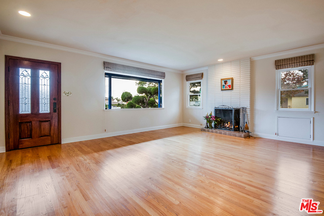 Spacious living room as you enter