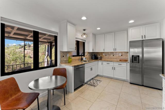 9586 Alto Dr, La Mesa CA: https://media.crmls.org/mediaz/fc0823d0-0b7e-45c0-b288-9787e775090d.jpg