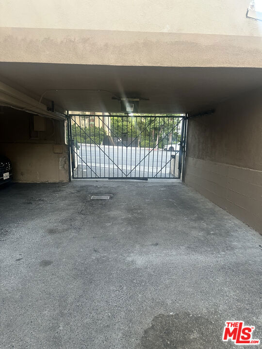 https://media.crmls.org/mediaz/fc08394d-6795-420b-8381-0751ecfd77a3.jpg?preset=X-Large