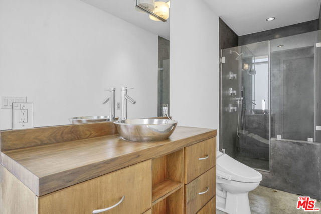 2911 Ocean Front Walk, Venice CA: https://media.crmls.org/mediaz/fc084754-7b9d-48ad-96ab-f2d7ddac9c16.jpg