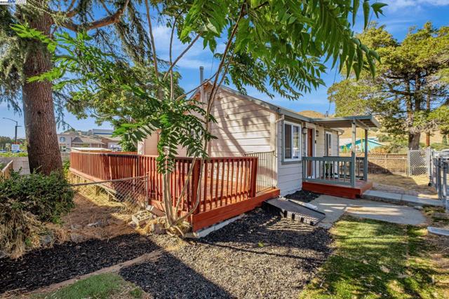 118 Sycamore St, Fremont CA: https://media.crmls.org/mediaz/fc08c865-0040-45d1-8b5c-893da18330e6.jpg