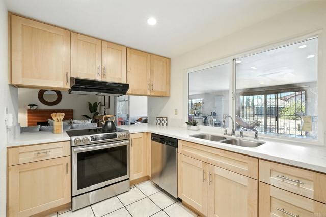 3444 Corte Loro, San Diego CA: https://media.crmls.org/mediaz/fc08dd27-1bd5-4289-865a-a0e82c8545c4.jpg