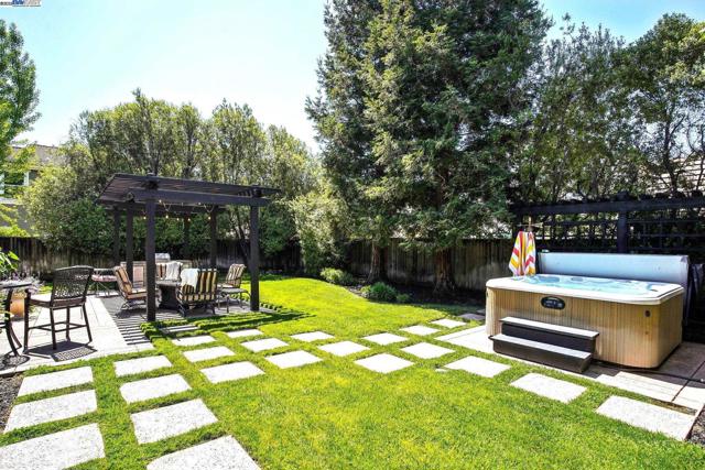 320 Oaks Bridge Pl, Pleasanton CA: https://media.crmls.org/mediaz/fc0a42d0-b002-4186-8cb6-7c2afd963e5a.jpg