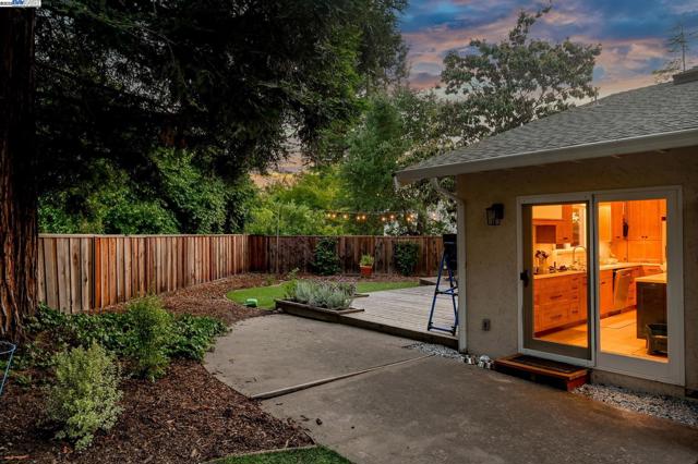 1021 Knightwood Ct, Walnut Creek CA: https://media.crmls.org/mediaz/fc0b3789-07a6-46dc-819e-fd9e018d55b6.jpg
