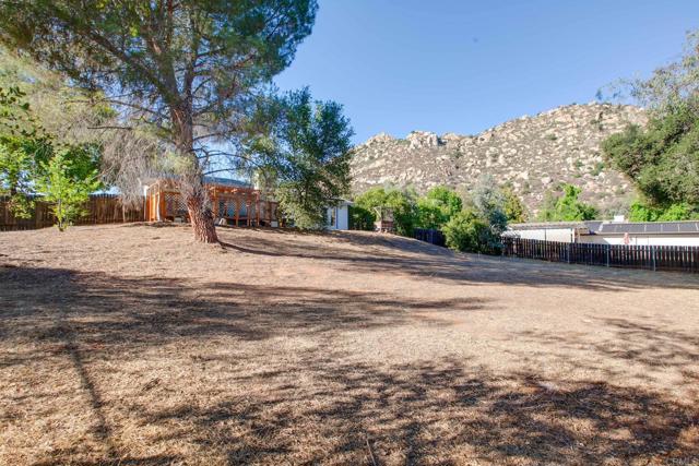 25119 Como Esta Court, Ramona CA: https://media.crmls.org/mediaz/fc0e25ca-81f4-4730-9b81-967055e0e39d.jpg