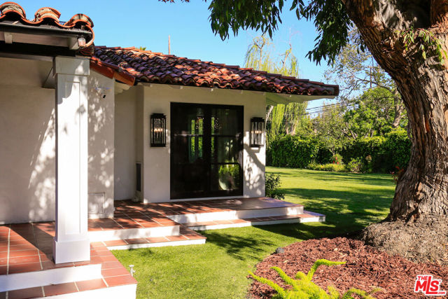 18625 Wells Drive, Tarzana CA: https://media.crmls.org/mediaz/fc0e267e-1ec8-4cec-9441-640b81bdec08.jpg