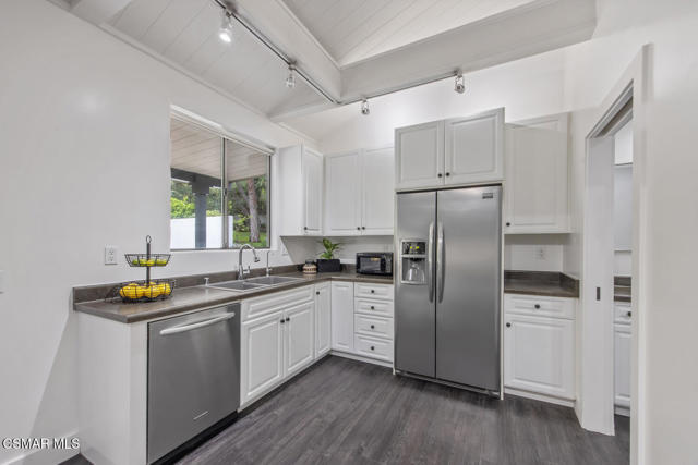 6972 Grasswood Avenue, Malibu CA: https://media.crmls.org/mediaz/fc0f35a9-9677-44c2-8273-4d86689e9e4e.jpg