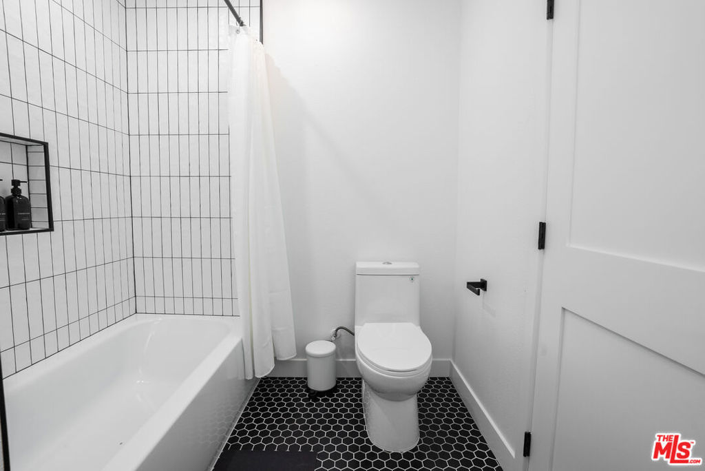 https://media.crmls.org/mediaz/fc0f636f-d571-45d8-937b-1f34d1ccb246.jpg?preset=X-Large