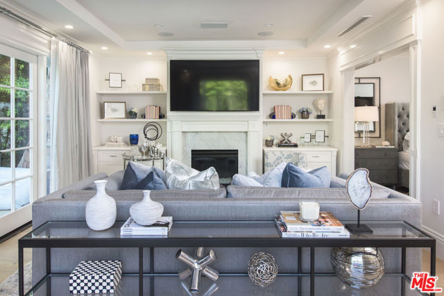9885 Carmelita Avenue, Beverly Hills CA: https://media.crmls.org/mediaz/fc101e64-de5f-4c70-a09b-9bdcf828ad3c.jpg