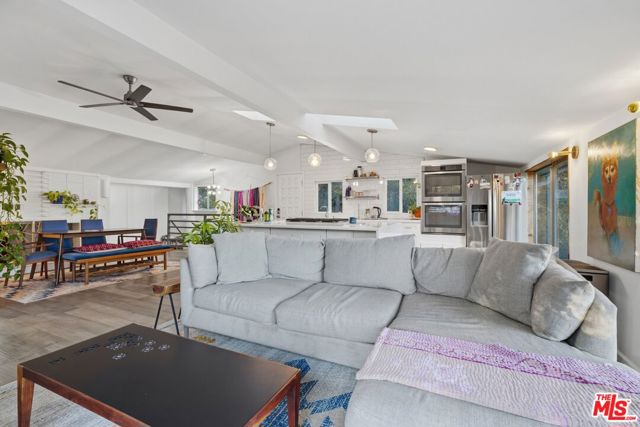 21936 Canon Drive, Topanga CA: https://media.crmls.org/mediaz/fc109dc5-2e05-4c2c-9e01-ffab2bd0dbd4.jpg