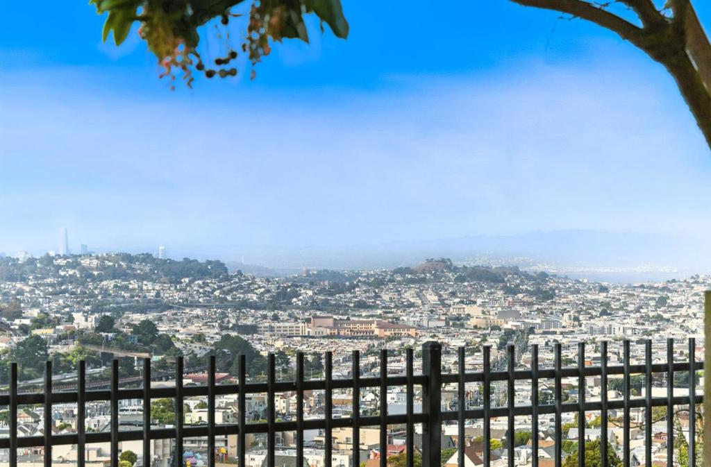 https://media.crmls.org/mediaz/fc1139e2-d879-4efa-8997-34eaf12e51af.jpg?preset=X-Large