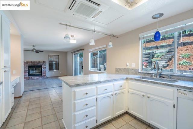 1003 Linda Vista Way, Rio Vista CA: https://media.crmls.org/mediaz/fc11d0b6-4341-41e6-ae08-0828a74a3f75.jpg