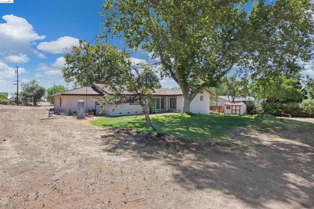 2921 Anderson Ln, Brentwood CA: https://media.crmls.org/mediaz/fc1311d8-0294-4dd8-bfe3-db43dbd9358f.jpg
