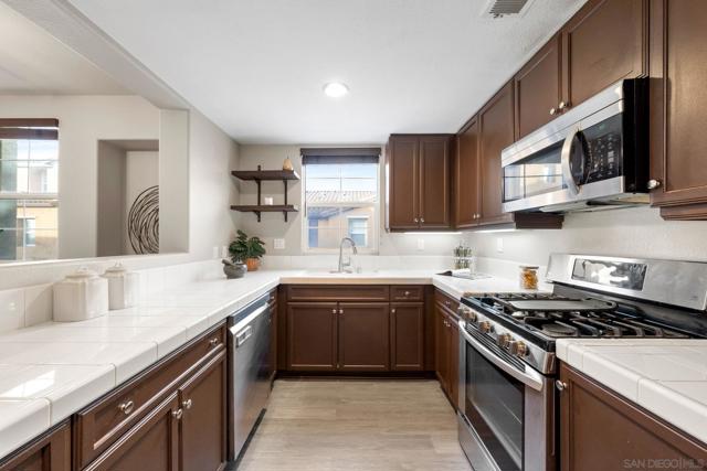 784 Portside Pl, San Diego CA: https://media.crmls.org/mediaz/fc1354e7-a696-4819-976e-cd495f45b1e9.jpg