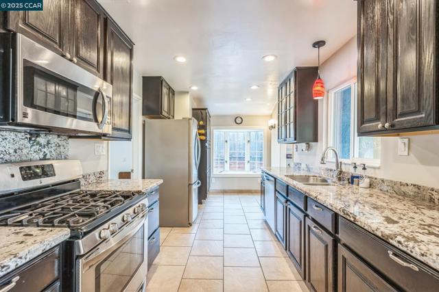 448 Cumberland Dr, Pleasant Hill CA: https://media.crmls.org/mediaz/fc139165-da0a-4111-bc49-263ed3284798.jpg