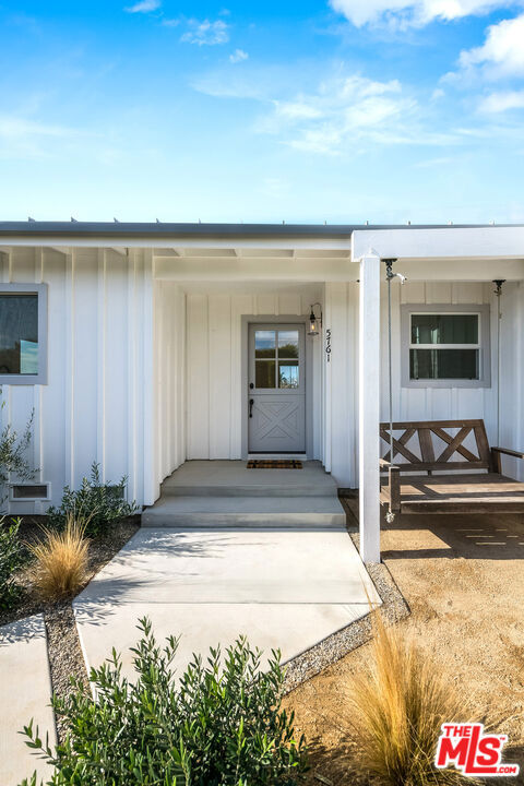 5761 Calpine Drive, Malibu CA: https://media.crmls.org/mediaz/fc13b92a-2210-4b67-a809-4b98295d9633.jpg