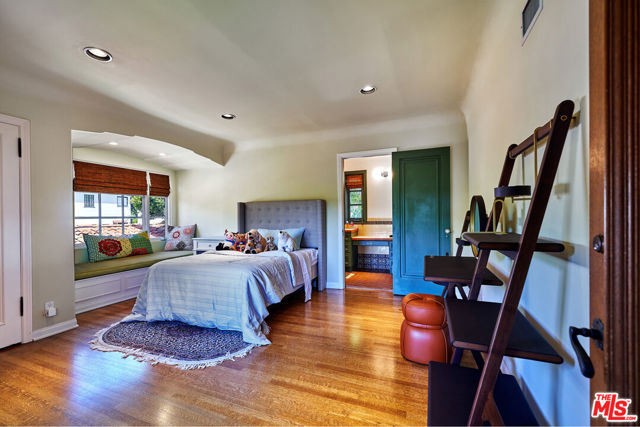 519 N ALTA Drive, Beverly Hills CA: https://media.crmls.org/mediaz/fc142390-bbde-4314-8bf9-3de6e2a6a37b.jpg