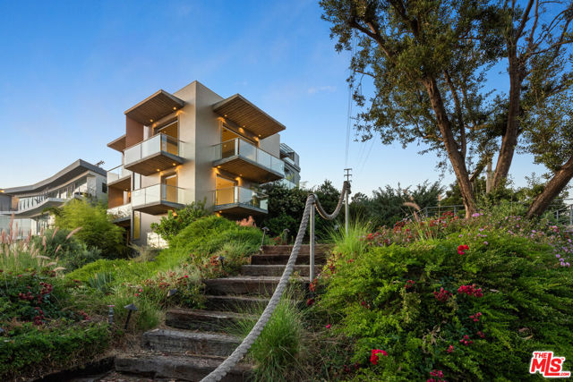 1600 Viewmont Drive, Los Angeles CA: https://media.crmls.org/mediaz/fc15a15f-e258-4ce3-b397-24c47507d80d.jpg