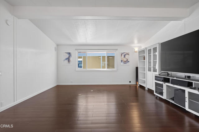 5540 W 5TH Street, Oxnard CA: https://media.crmls.org/mediaz/fc15a2af-0154-4c0e-8c84-43b948a1908e.jpg