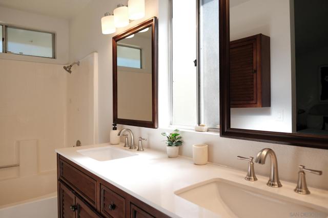 4835 Glenhaven Dr, Oceanside CA: https://media.crmls.org/mediaz/fc15ae60-dc83-410b-8a6d-be6317e3b649.jpg