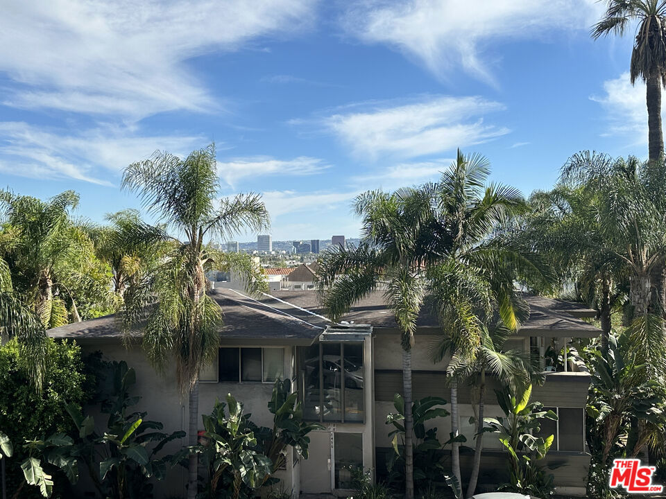 https://media.crmls.org/mediaz/fc161756-f9e1-4aa2-9ecf-4d769aaa580a.jpg?preset=X-Large