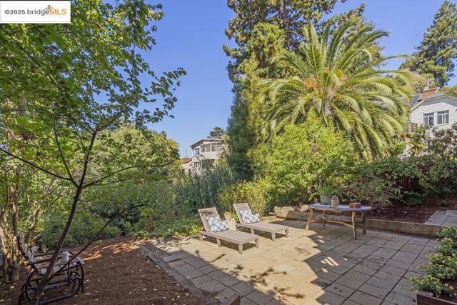1398 Scenic Ave, Berkeley CA: https://media.crmls.org/mediaz/fc16c408-8668-4533-b674-331a46e6d23f.jpg