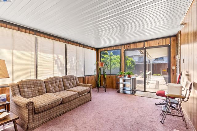 18289 Meekland Ave, Hayward CA: https://media.crmls.org/mediaz/fc16e595-d37d-482a-a67b-ea3615482fd3.jpg