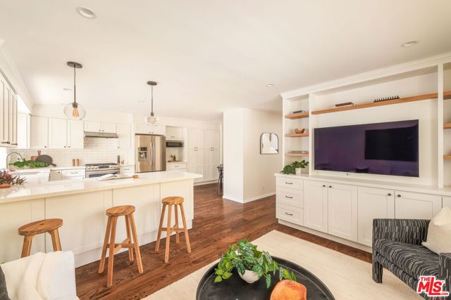 17200 Palisades Circle, Pacific Palisades CA: https://media.crmls.org/mediaz/fc16f3c4-209e-42b2-8883-3bc6672acba1.jpg