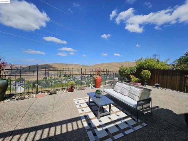 8040 Kelok Way, Clayton CA: https://media.crmls.org/mediaz/fc18cd1c-29bf-4db4-bd40-1d030b61ed6c.jpg