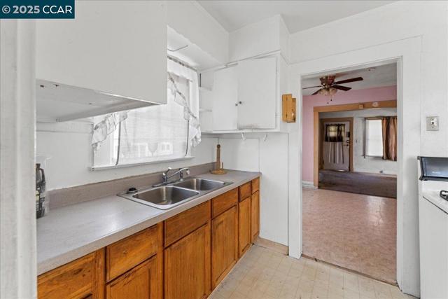 1229 55Th St, Emeryville CA: https://media.crmls.org/mediaz/fc19e357-7faa-416c-9f19-62444040fe70.jpg
