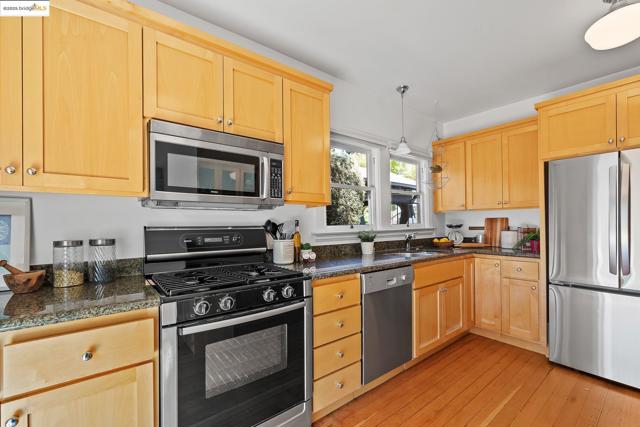 393 43Rd St, Oakland CA: https://media.crmls.org/mediaz/fc19eec5-4ad4-46e2-b337-d3f893e14f65.jpg