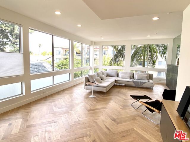 2237 S Bentley Avenue, Los Angeles CA: https://media.crmls.org/mediaz/fc19faea-af79-4c64-bf94-986be495c2b6.jpg