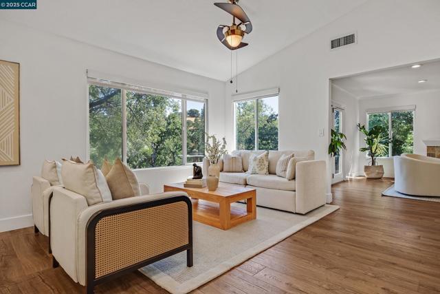 14 Saint Louis Ln, Pleasant Hill CA: https://media.crmls.org/mediaz/fc1aa589-5e74-4ef0-b79d-e0849909de2c.jpg