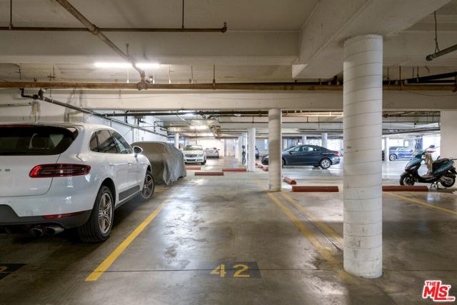 949 N Kings Road, West Hollywood CA: https://media.crmls.org/mediaz/fc1b10f8-9a82-4d74-bbcc-2e157261ce69.jpg