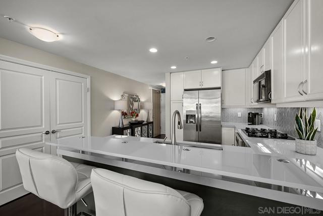 555 Front St, San Diego CA: https://media.crmls.org/mediaz/fc1b96a9-53c6-4167-80fe-ad9fc3404672.jpg